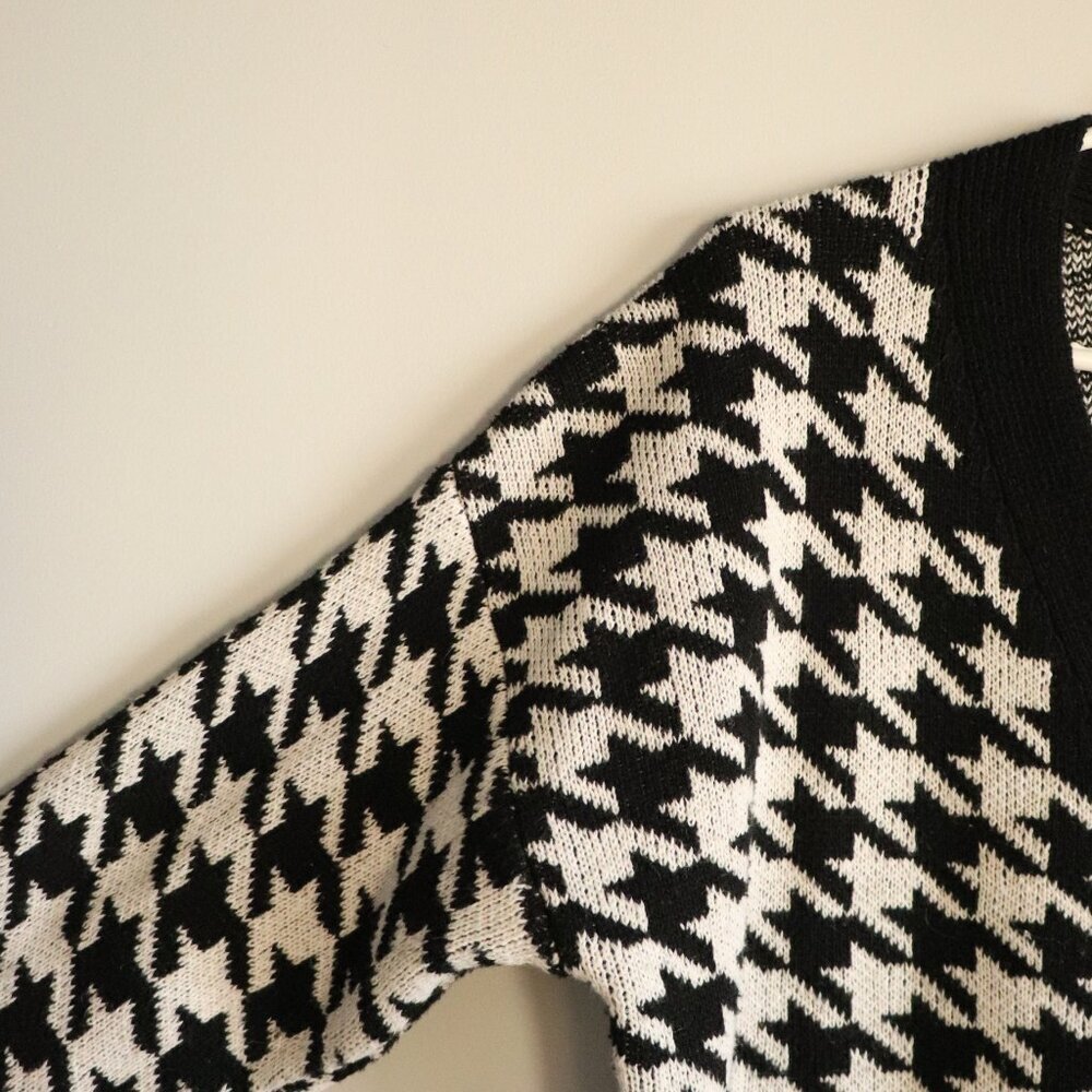 Women's Black/White Sz S Houndstooth Buttoned V-Neck Knit Sweater Cardigan - Picture 3 of 10